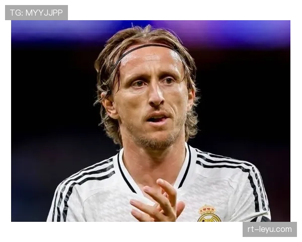 特写：39岁的莫德里奇替补登场策动绝平进球，赛后获全场掌声